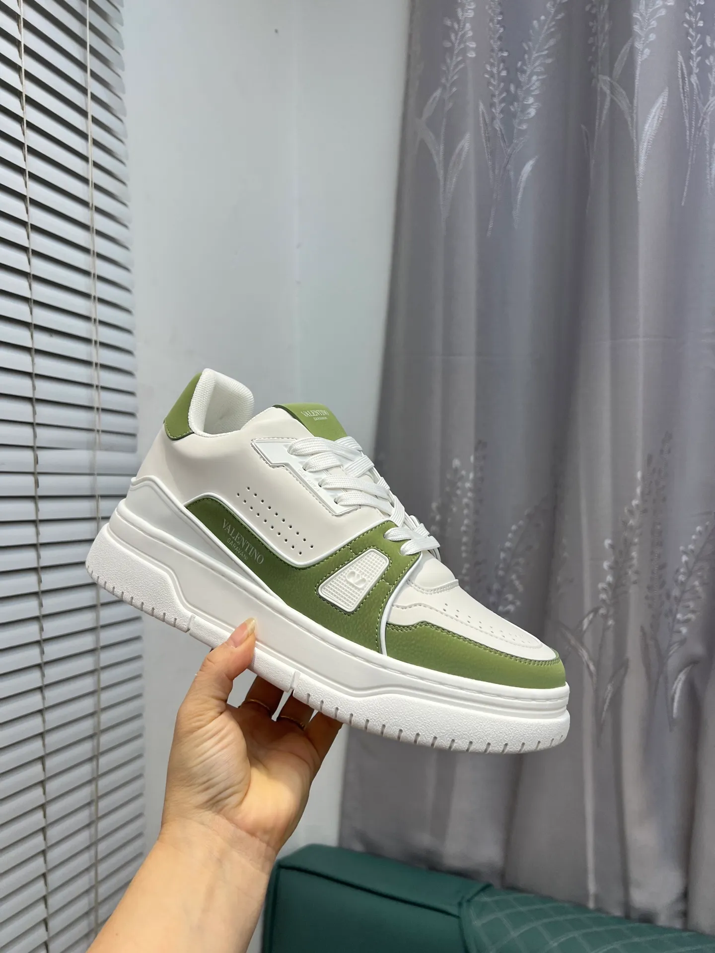 Men's Men's Shoes 💰660 Valentino 2023 early autumn new star shoes are now online! Wang Hedi and Ren Jialun have been worn by many celebrities. Who can refuse the same couple shoes as Wang Hedi! The design of Stars Stab My Heart is cool and spicy. The material of the shoes is cowhide, and every color is beautiful! Size 35-40, men’s size 39-44 (women’s 41, men’s 38, 45🉑️customized)